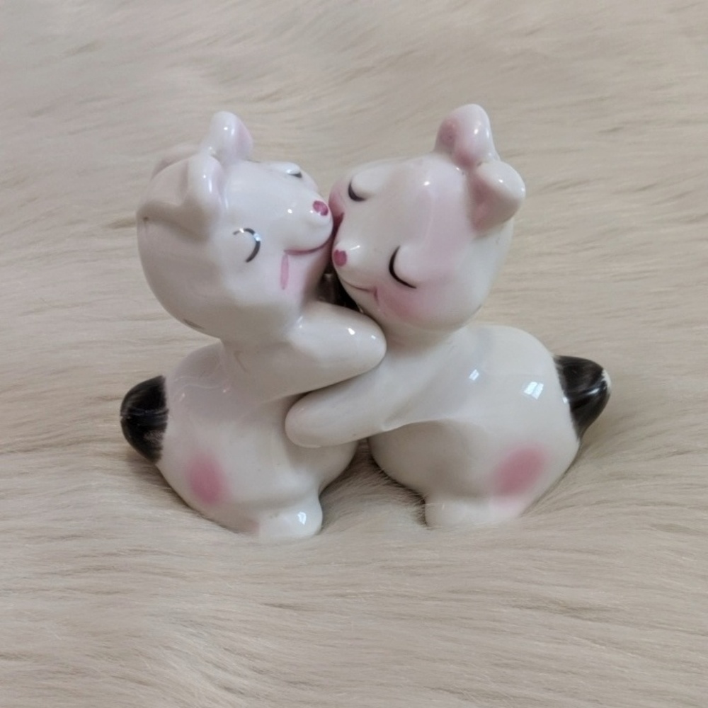 Vintage hugging bunnies salt and pepper shakers.